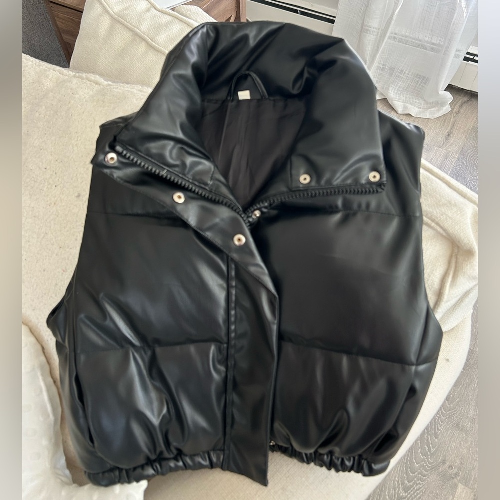 Cropped pleather black vest